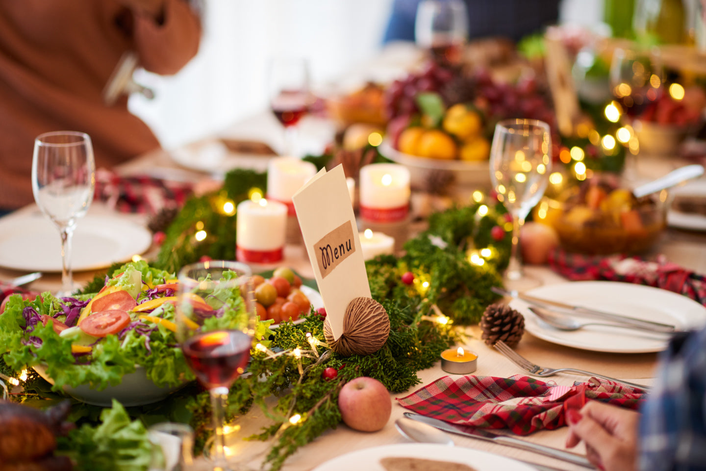 table decorated for the holiday